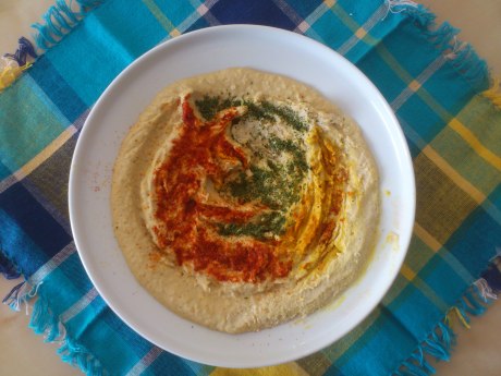 a plate of home-made hummus, with seasoning in the shape of Mozilla Firefox logo / צלחת חומוס עם תיבול בצורת הסמל של מוזילה פיירפוקס